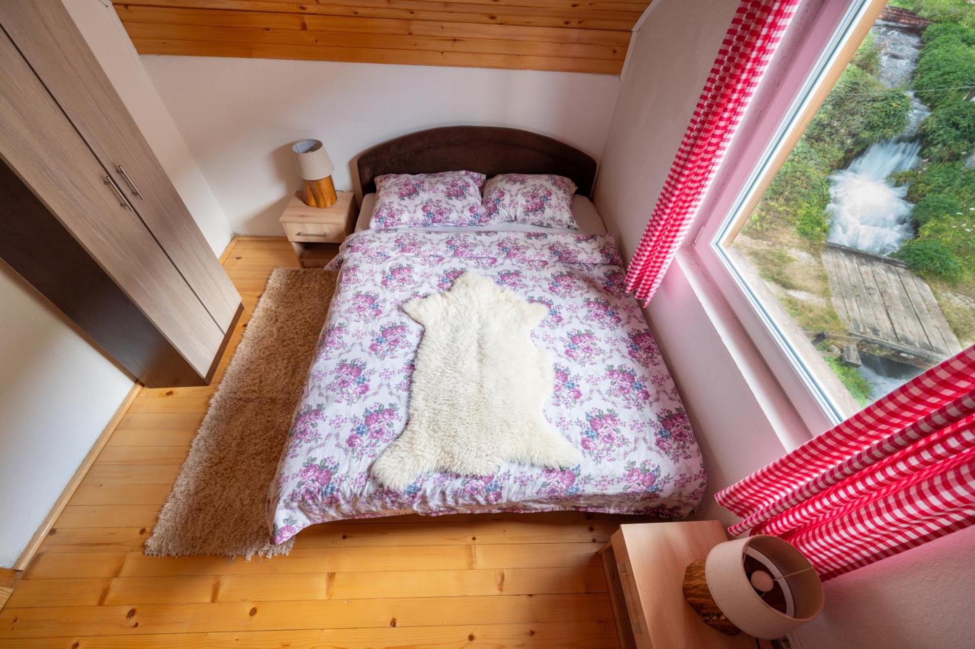 Hostal Domacinstvo Na Kraju Svijeta Sipovo Exterior foto