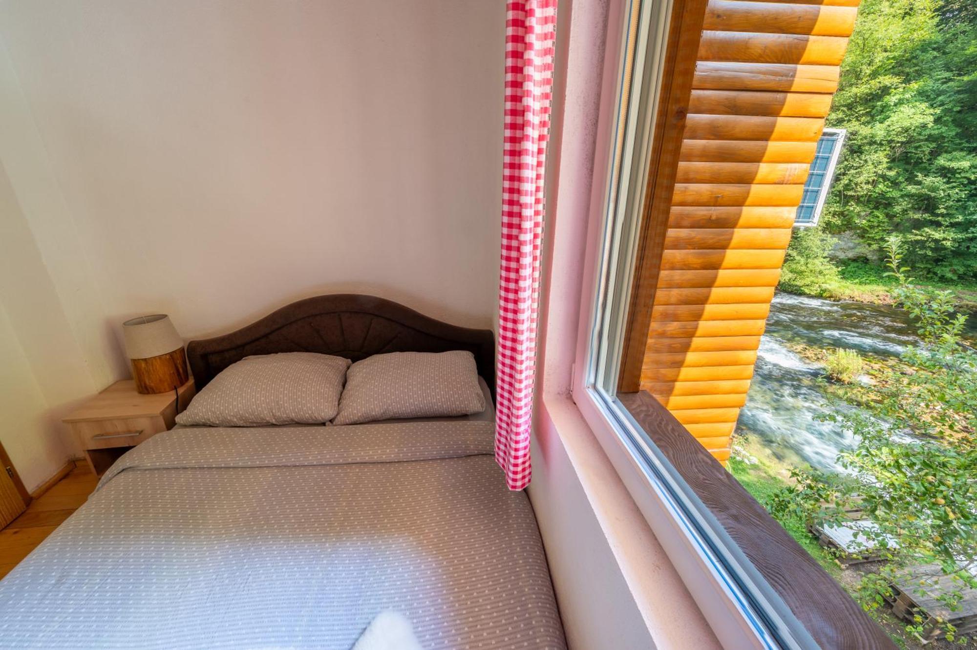 Hostal Domacinstvo Na Kraju Svijeta Sipovo Exterior foto