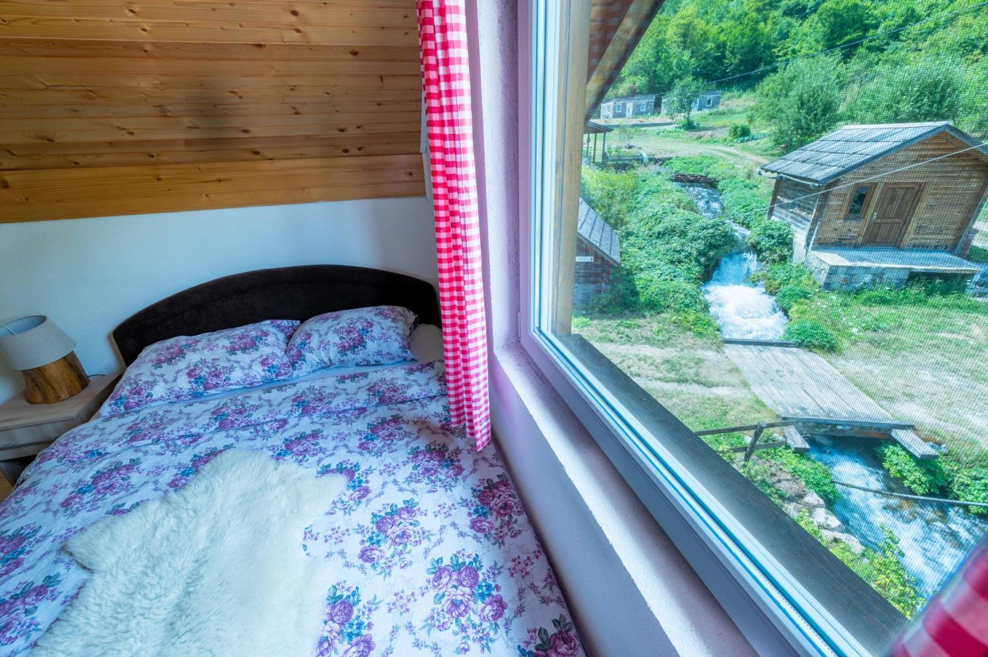Hostal Domacinstvo Na Kraju Svijeta Sipovo Exterior foto