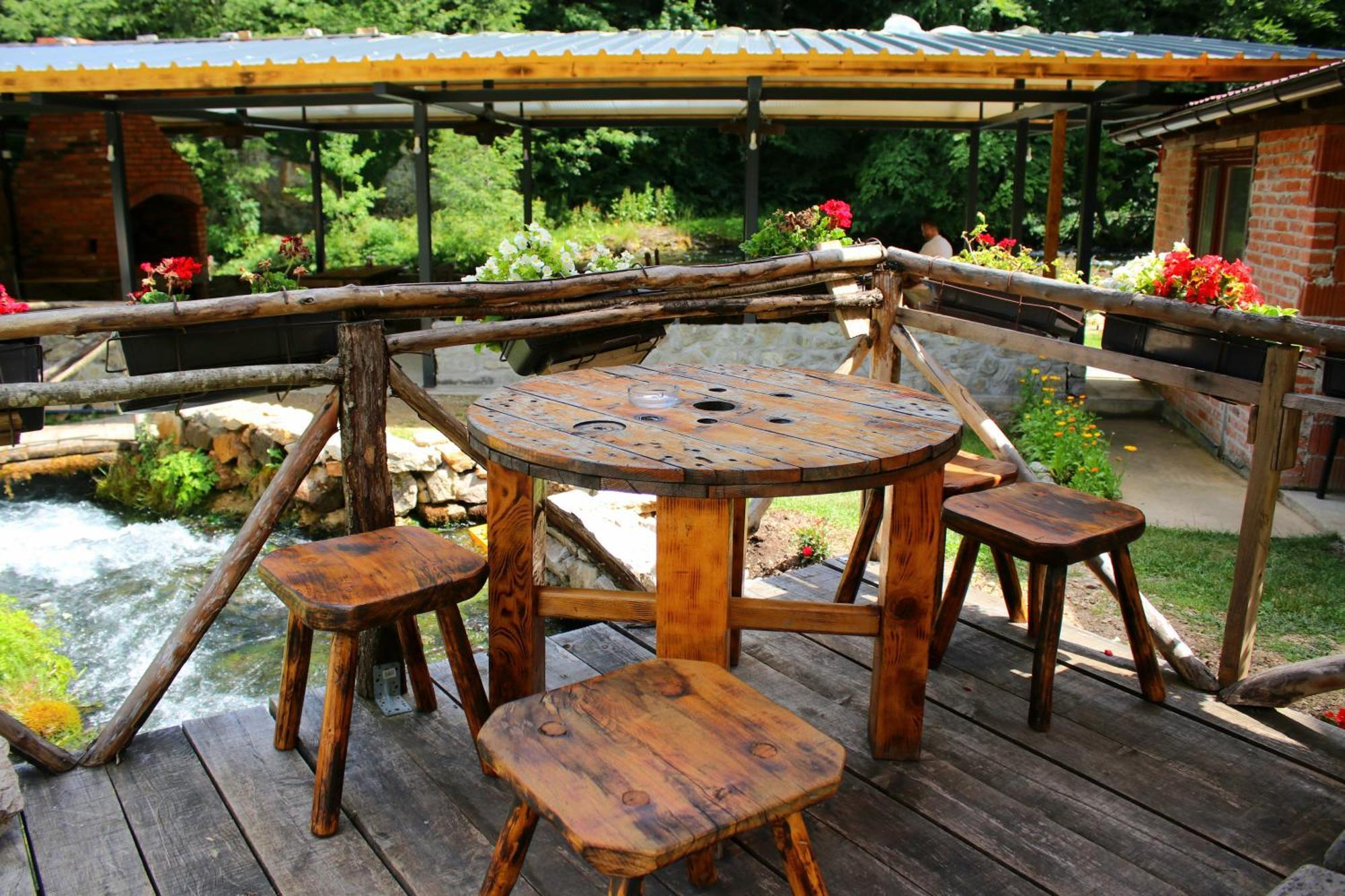 Hostal Domacinstvo Na Kraju Svijeta Sipovo Exterior foto