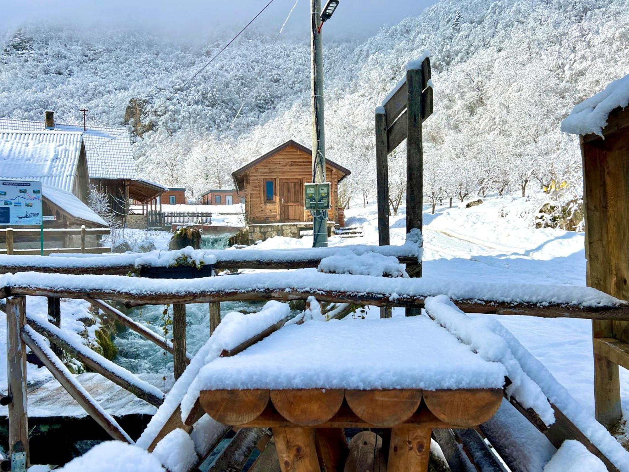 Hostal Domacinstvo Na Kraju Svijeta Sipovo Exterior foto
